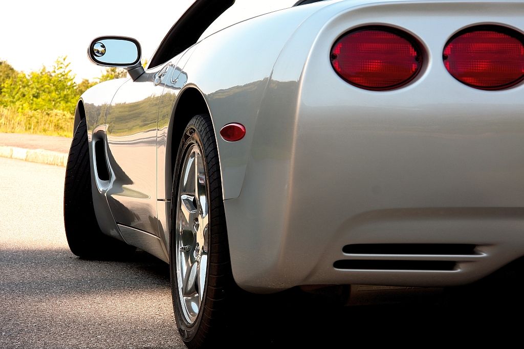 IMAGE: http://i245.photobucket.com/albums/gg43/OlUncleMotor/Motorcycles%20and%20Cars/VetteBRPkwayTele8-26-12LR-3445REDUCE1024.jpg