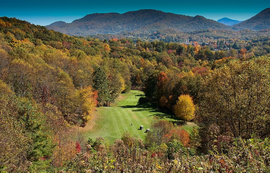 IMAGE: http://i245.photobucket.com/albums/gg43/OlUncleMotor/Mountain%20Views%20from%20our%20Deck/LRCC1210-16-12LR-3994REDUCE1024.jpg