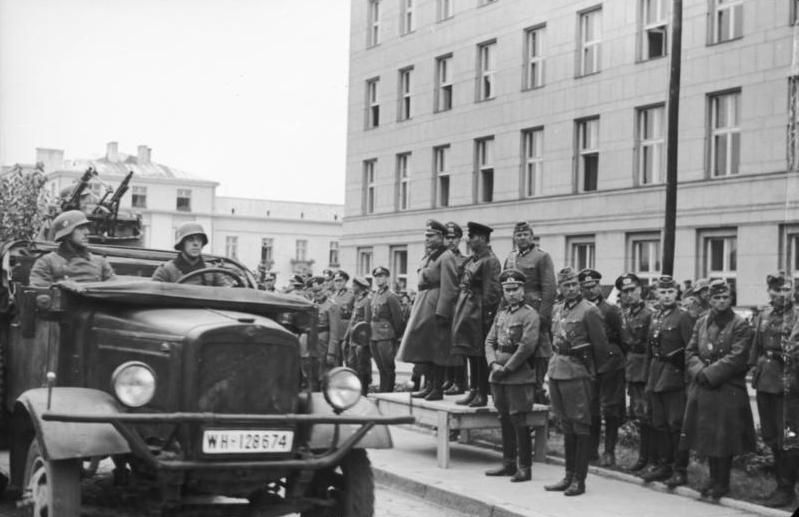  photo Bundesarchiv_Bild_101I-121-0011A-23_Polen_Siegesparade_Guderian_Kriwoschein_zps67d19277.jpg