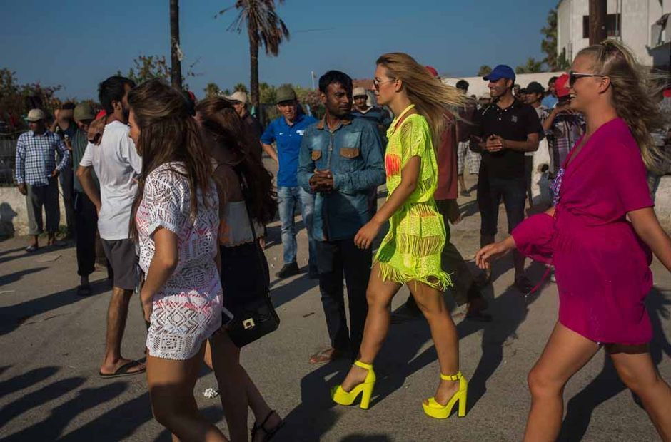  photo Izbjeglika kriza i multikulti izbjeglice u Grkoj i turisti 2015 godine_zpstjfwl7sl.jpg