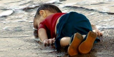  photo Izbjeglika kriza u EU 2015 god mrtvi kurdski djeak Ajlin na tuskoj obali u lejto 2015 god_zps7etqlhn2.jpg