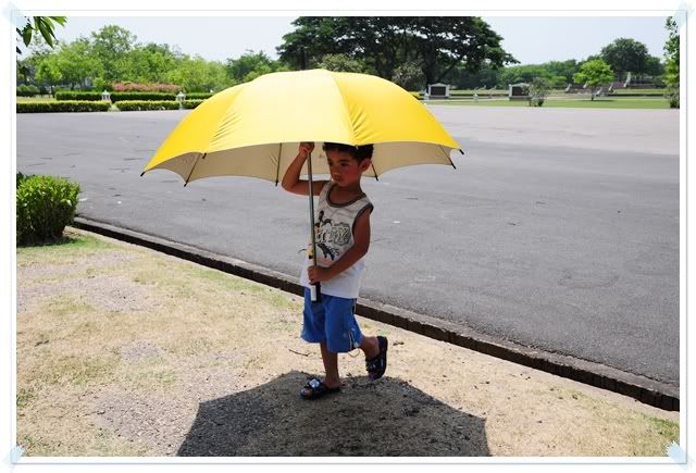 10 พ ค 52 ให้อาหารปลา ไหว้พระที่พุทธมณฑล