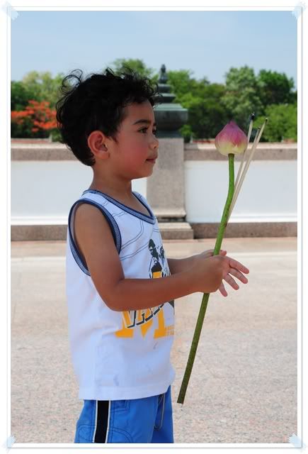 10 พ ค 52 ให้อาหารปลา ไหว้พระที่พุทธมณฑล