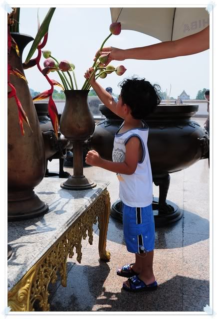 10 พ ค 52 ให้อาหารปลา ไหว้พระที่พุทธมณฑล
