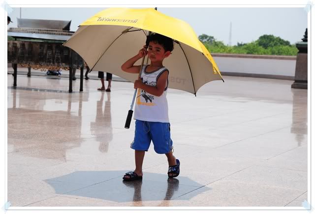 10 พ ค 52 ให้อาหารปลา ไหว้พระที่พุทธมณฑล