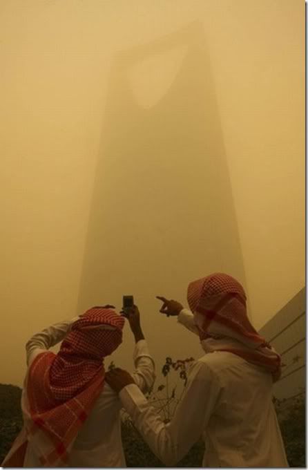http://i245.photobucket.com/albums/gg67/DumbDragon/Saudi_Arabia_Sandstorm53.jpg